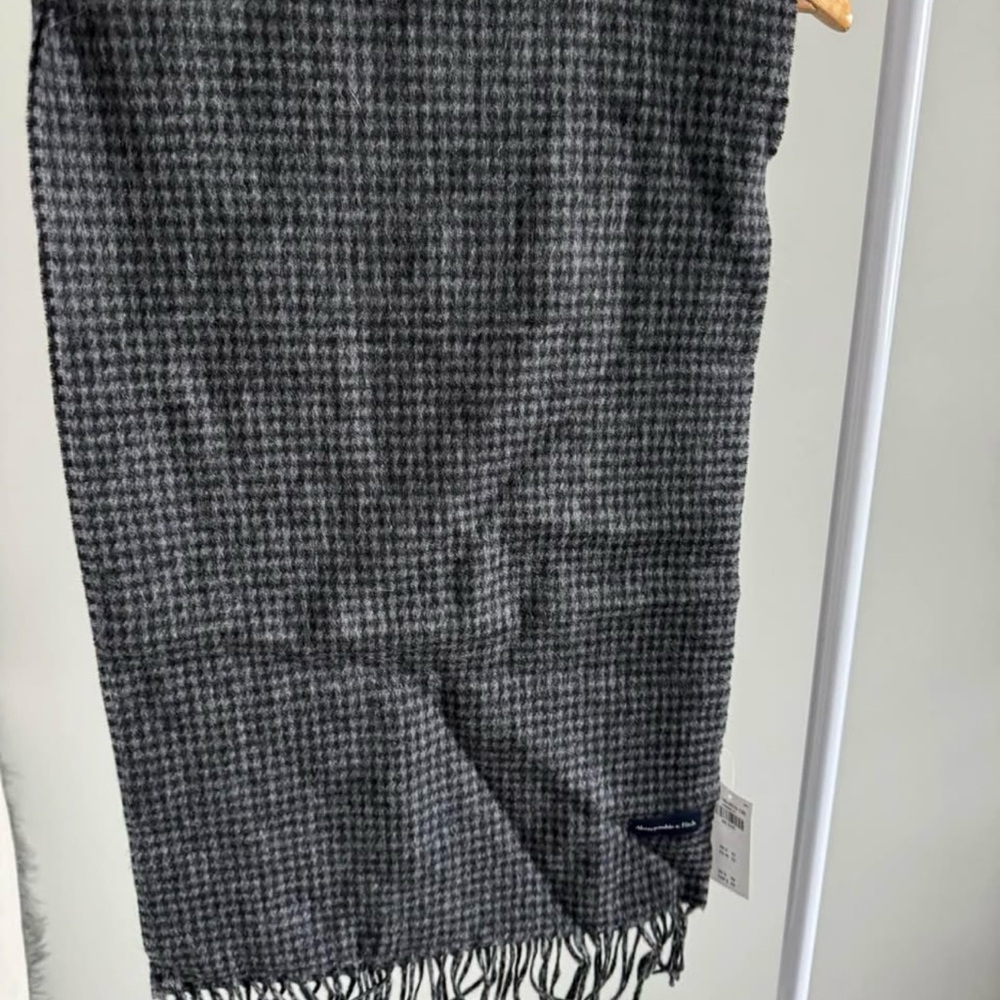 Abercrombie & Fitch Black and Gray Houndstooth Scarf